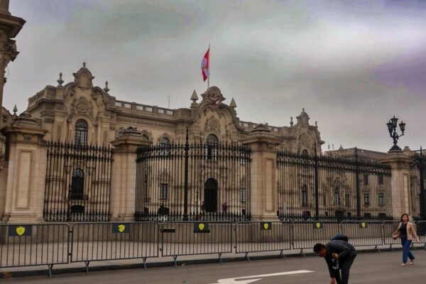 Cuando la política se convierte en entretenimiento: la crisis de legitimidad en Perú
