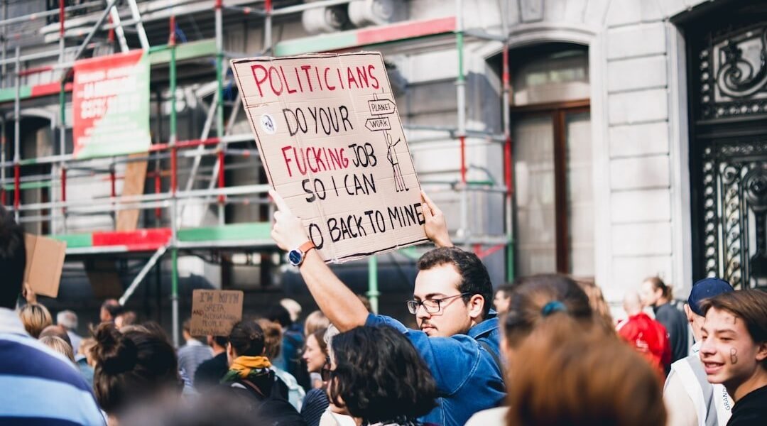 La trampa del empleo: cómo la inseguridad laboral secuestra la política