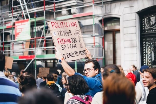 La trampa del empleo: cómo la inseguridad laboral secuestra la política