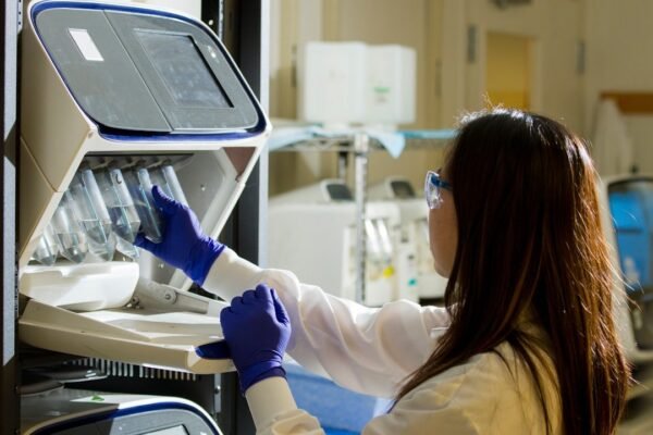 México enfrenta crisis de personal en laboratorios de diagnóstico nacional