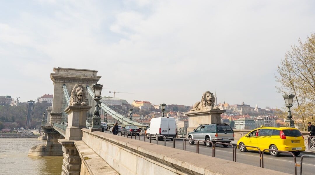 Accidente en puente del Edomex: camión de basura impacta a dos trabajadores