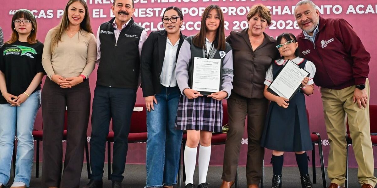 Estado de México entrega 37 mil becas por aprovechamiento académico