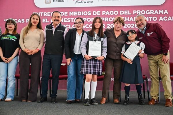 Estado de México entrega 37 mil becas por aprovechamiento académico