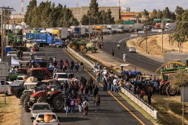 Transportistas y agricultores bloquearán carreteras de México este lunes