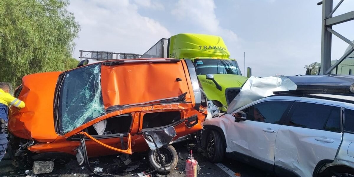 Carambola en Circuito Mexiquense deja un muerto y 18 heridos