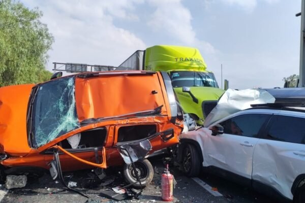 Carambola en Circuito Mexiquense deja un muerto y 18 heridos