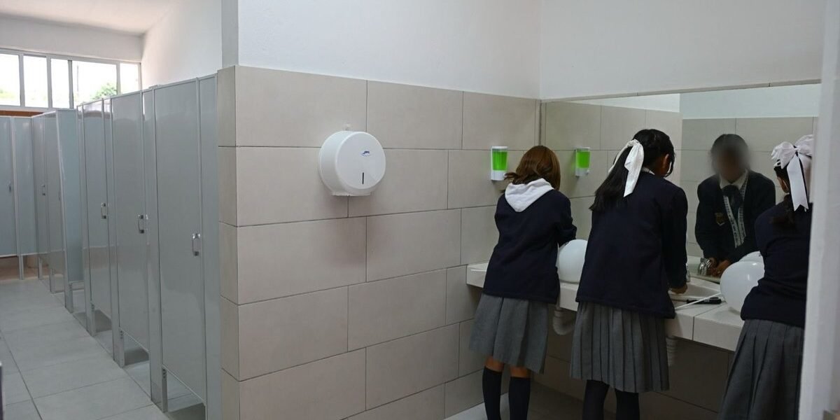 Chalco: Alcaldesa entrega módulo sanitario a telesecundaria