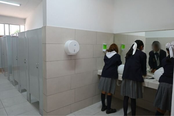 Chalco: Alcaldesa entrega módulo sanitario a telesecundaria