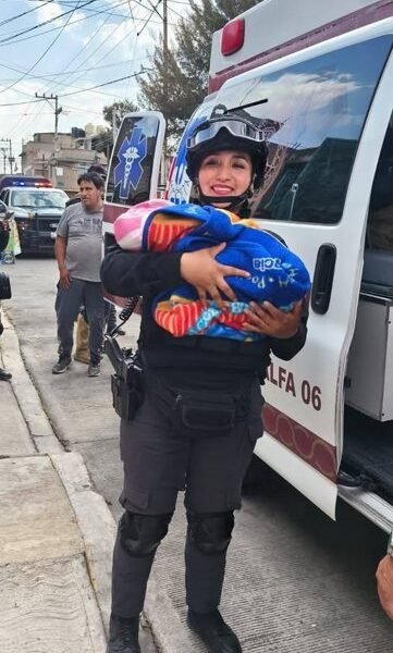 Policía de Chimalhuacán asiste parto de emergencia en la calle