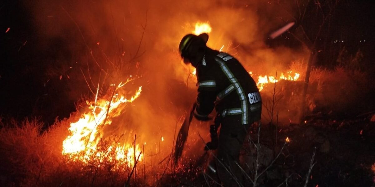 Bomberos sofocan incendio de pastizal en Chimalhuacán