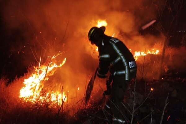 Bomberos sofocan incendio de pastizal en Chimalhuacán