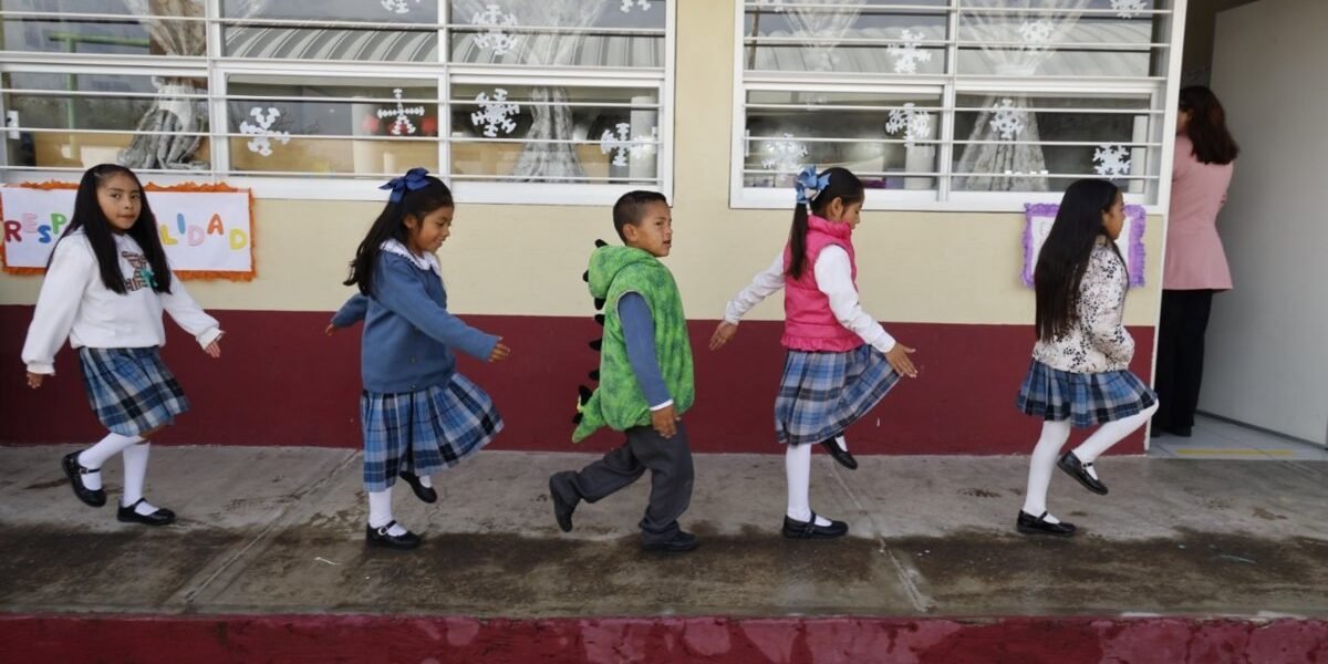 Regresan a clases 2.8 millones de estudiantes en el Estado de México