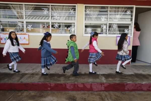 Regresan a clases 2.8 millones de estudiantes en el Estado de México