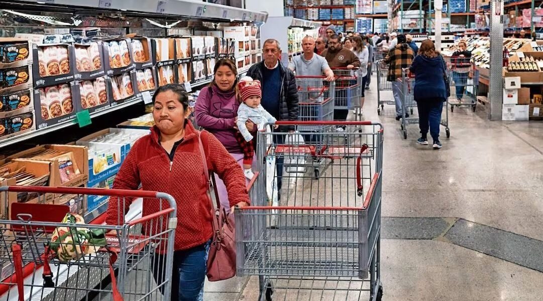 Confianza del consumidor cae en marzo: presión inflacionaria continúa
