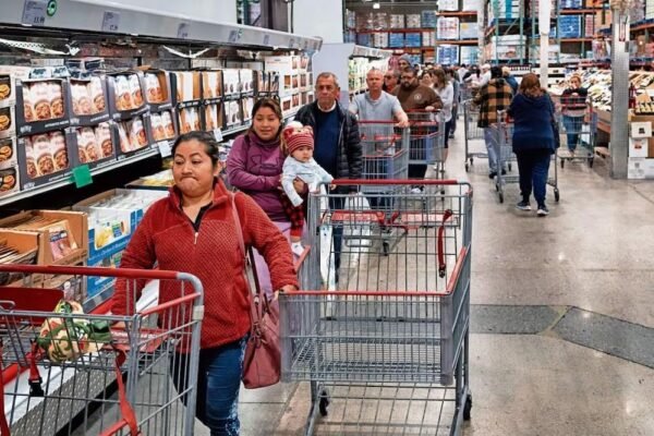 Confianza del consumidor cae en marzo: presión inflacionaria continúa