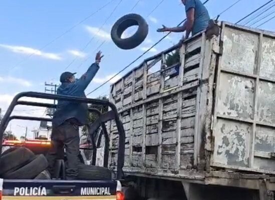 Ecatepec libera vialidades: retiran obstáculos en seis colonias