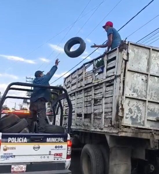 Ecatepec libera vialidades: retiran obstáculos en seis colonias