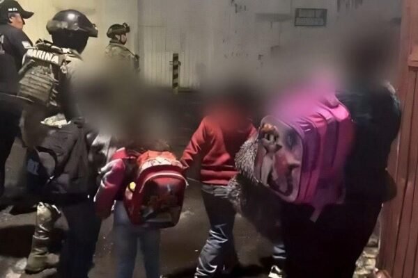 Policías de Ecatepec rescatan a familia vulnerable de Zacatecas