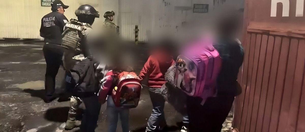 Policías de Ecatepec rescatan a familia vulnerable de Zacatecas