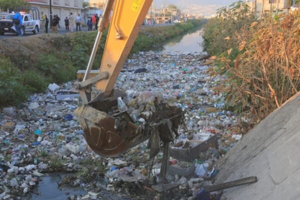 Ecatepec retira 1,561 toneladas de desechos del Canal de Cartagena