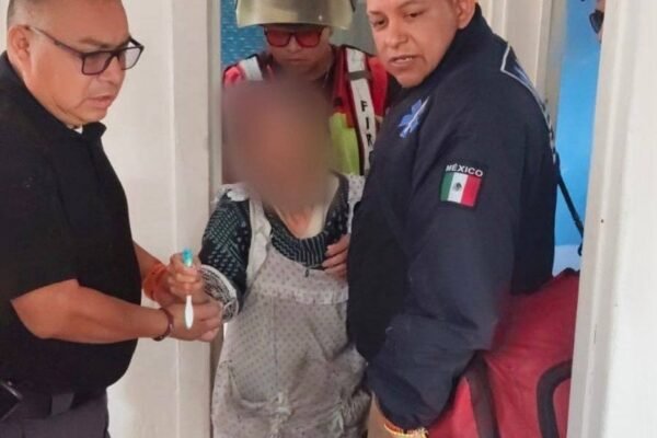 Rescatan a adulta mayor con discapacidad visual en situación de abandono en Ecatepec