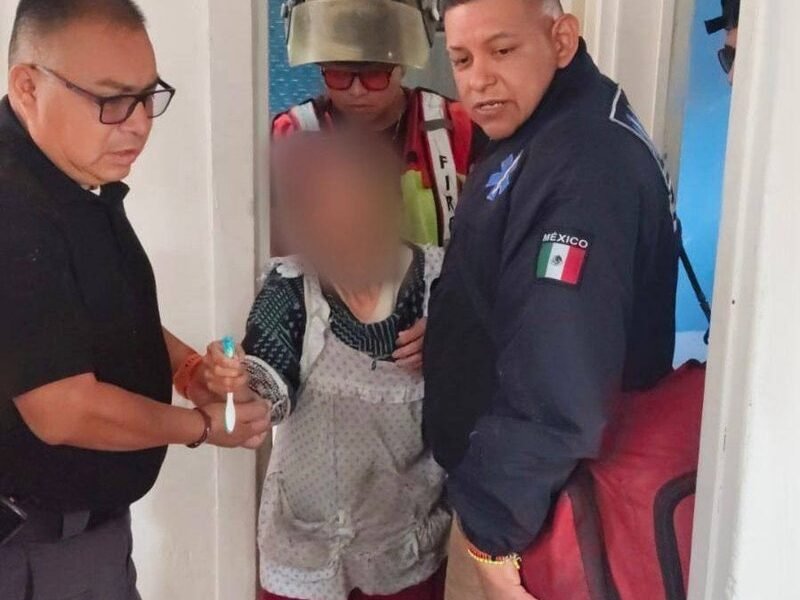 Rescatan a adulta mayor con discapacidad visual en situación de abandono en Ecatepec