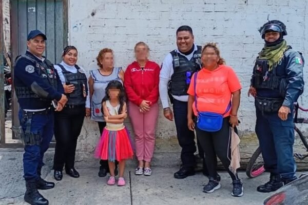 Policías hallan a menor de 5 años extraviada en tianguis de Nezahualcóyotl
