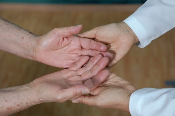 Detección temprana y apoyo familiar son clave contra el Parkinson