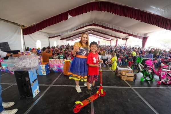 Miles de niños celebran con sus familias el Día del Niño en La Paz