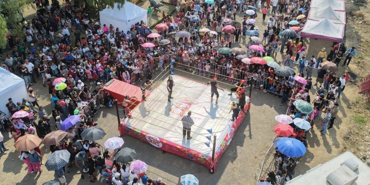 La Paz festeja el Día del Niño con lucha libre, dinosaurios y miles de regalos
