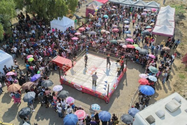 La Paz festeja el Día del Niño con lucha libre, dinosaurios y miles de regalos
