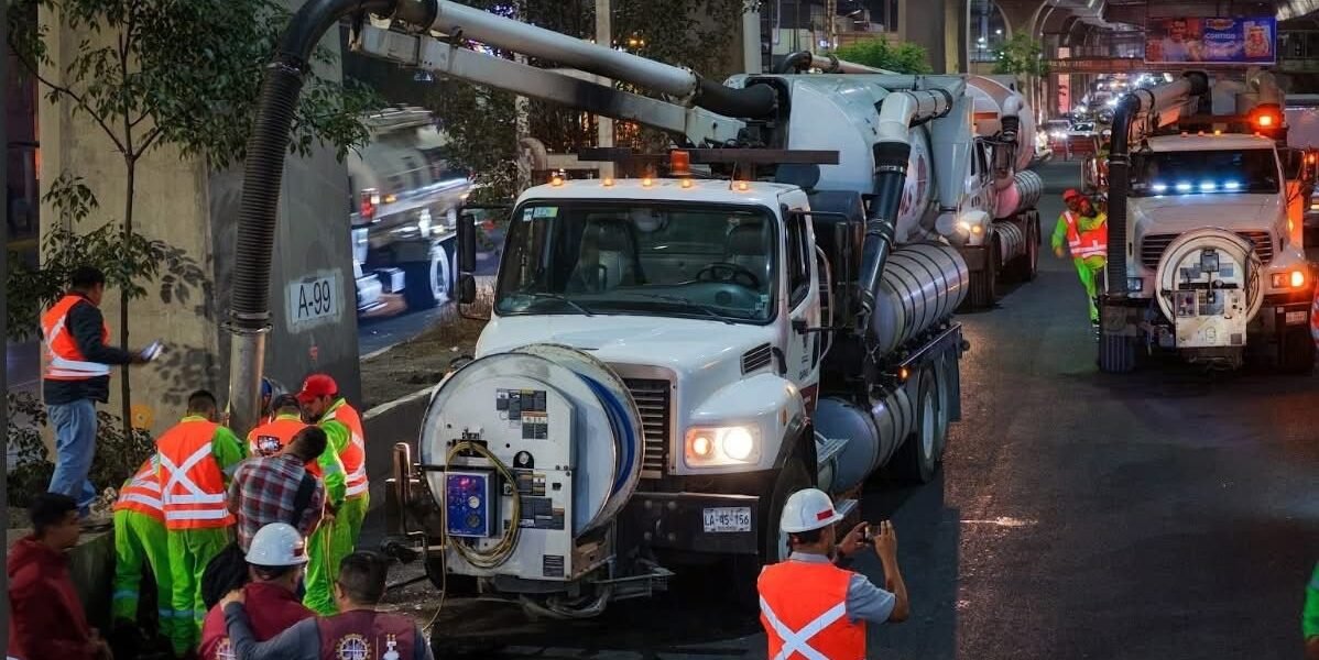 Naucalpan retira 60 metros cúbicos de azolve en Periférico Norte