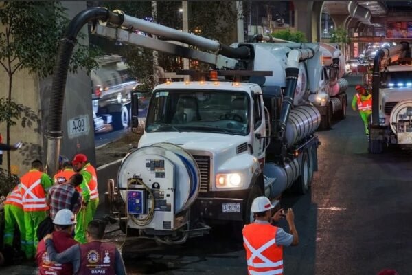 Naucalpan retira 60 metros cúbicos de azolve en Periférico Norte