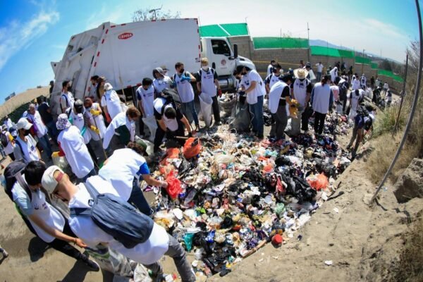Naucalpan retira 10 toneladas de basura en jornada de limpieza estatal