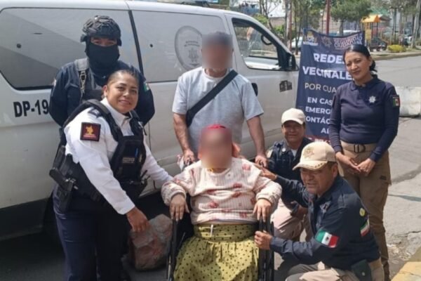 Policías de Nezahualcóyotl donan silla de ruedas a persona vulnerable