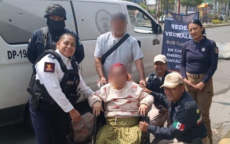 Policías de Nezahualcóyotl donan silla de ruedas a persona vulnerable