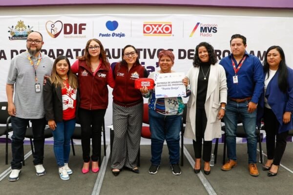 DIF Nezahualcoyotl entrega aparatos auditivos a vecinos con discapacidad auditiva