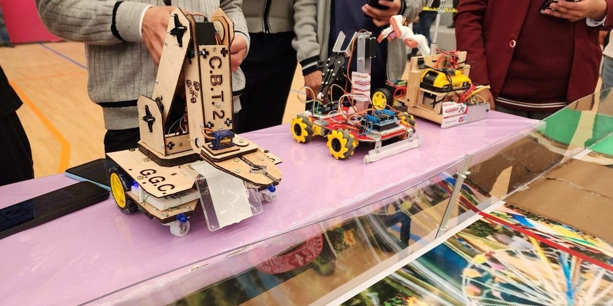 Texcoco alberga segundo concurso de robótica con robots hechos de materiales reciclados