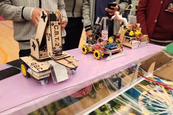 Texcoco alberga segundo concurso de robótica con robots hechos de materiales reciclados