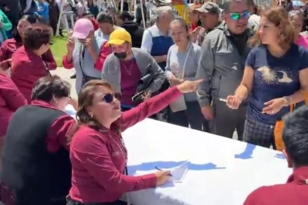 DIF Tlalmanalco entrega cientos de anteojos graduados a familias de bajos recursos