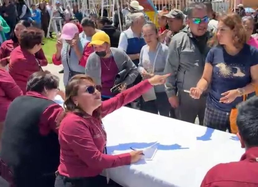 DIF Tlalmanalco entrega cientos de anteojos graduados a familias de bajos recursos