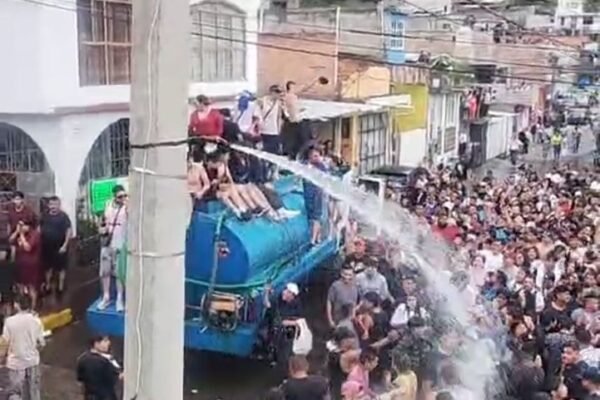 Seis décadas de tradición: Tlalmanalco celebra el Sábado de Gloria con mojadera masiva