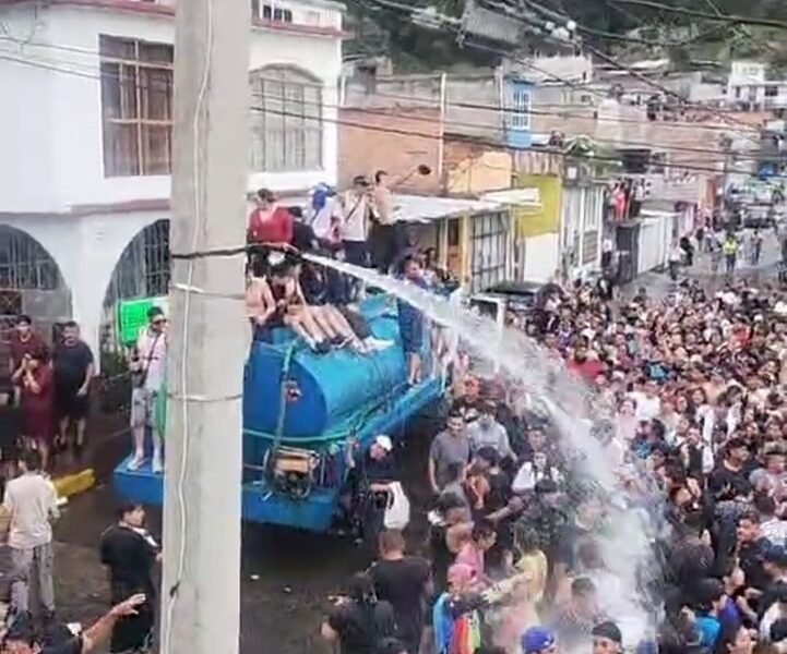 Seis décadas de tradición: Tlalmanalco celebra el Sábado de Gloria con mojadera masiva