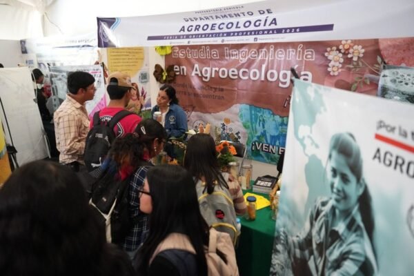 UACh abre las puertas: estudiantes eligen carrera en feria de orientación