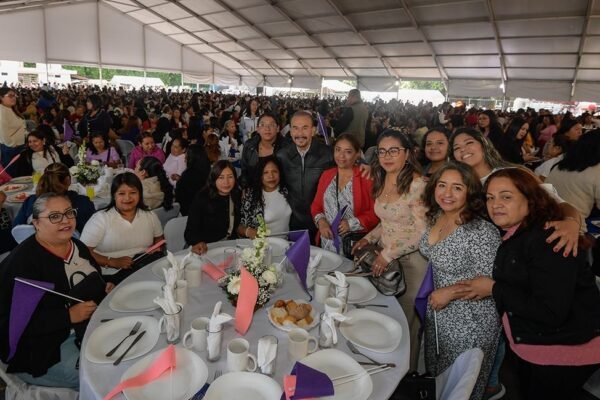Atizapán celebra a más de 2 mil mamás con reconocimiento a su labor