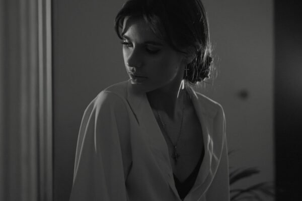 Angelina Jolie desnuda su vulnerabilidad en 'Couture': cine como acto de sanación