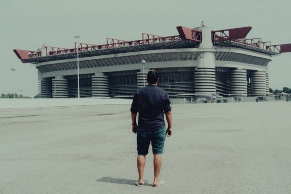El calvario goleador de Santiago Giménez en el Milan: un año sin marcar