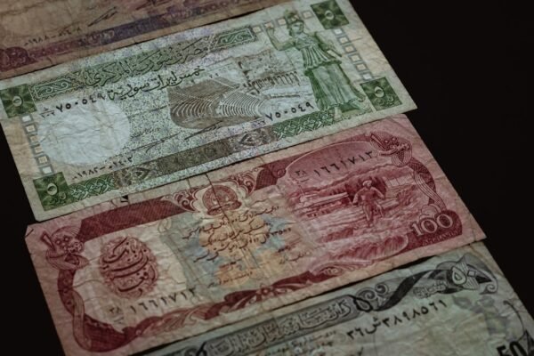 Débil desempeño del peso revela tensiones en la economía mexicana
