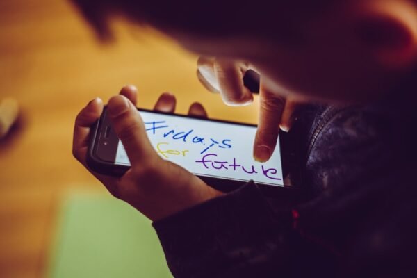 La pantalla infinita: cómo México lidera el consumo digital entre jóvenes