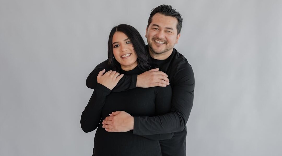 Alex Cooper espera su primer hijo con Matt Kaplan tras dos años de matrimonio